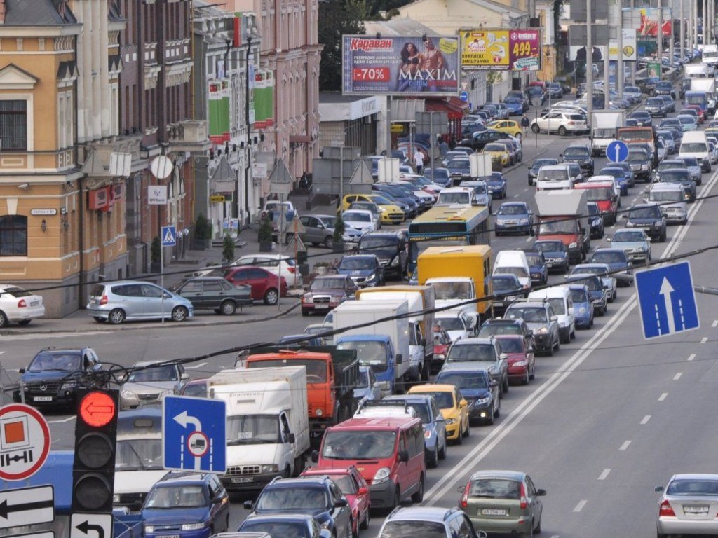 В Киеве на дорогах образовались 8-балльные автомобильные заторы 