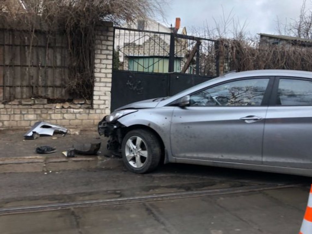 Hyundai в Одессе влетел в бордюр и заблокировал движение трамваев (ФОТО)