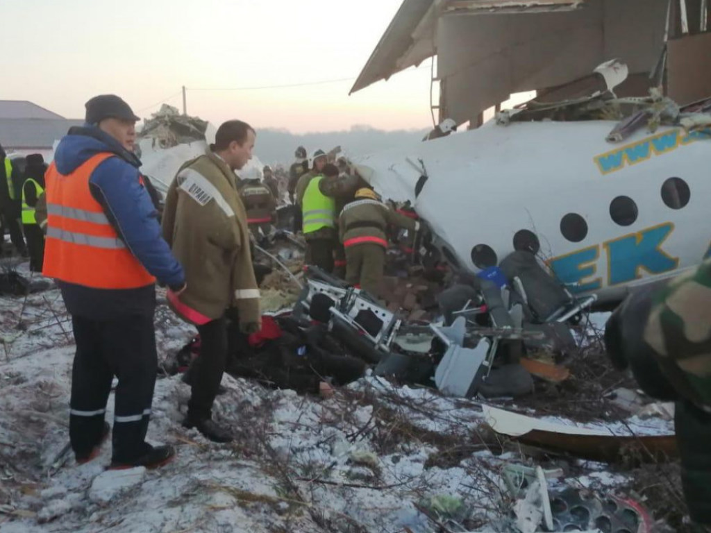 Крушение самолета в Казахстане: полицейскому удалось спасти грудного ребенка (ВИДЕО)