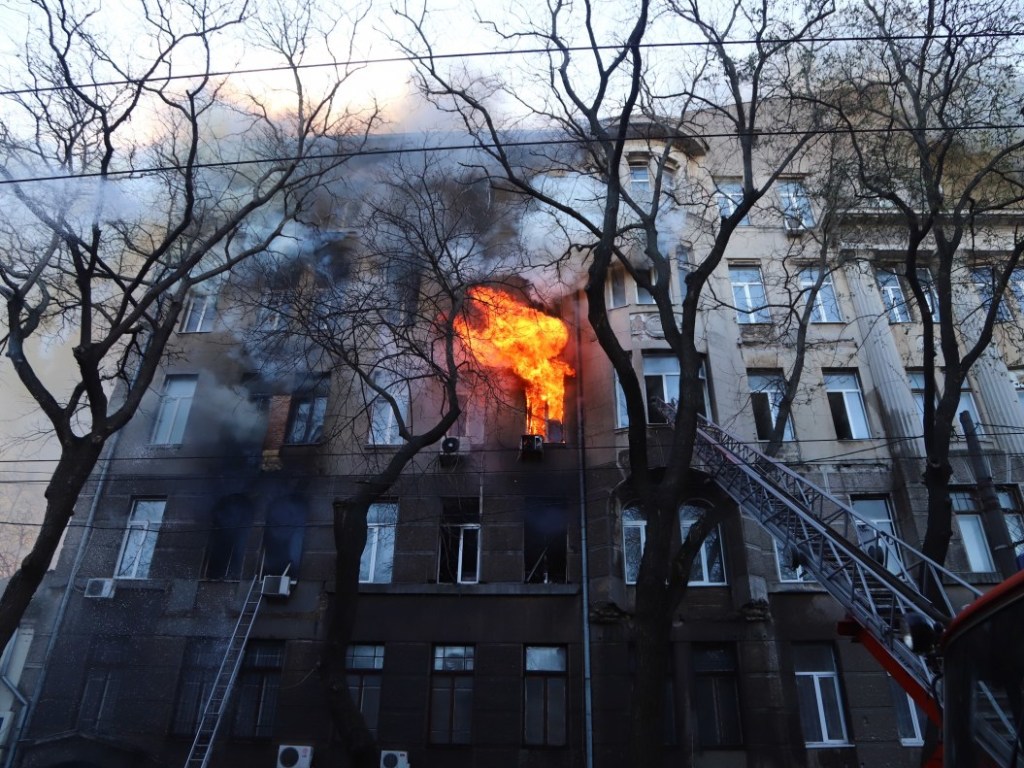 Опубликовано видео с первыми минутами страшного пожара в одесском колледже (ВИДЕО)