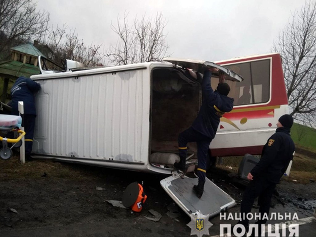 На Волыни после столкновения с авто СБУ вылетел в кювет рейсовый автобус: пострадали 8 человек (ФОТО)