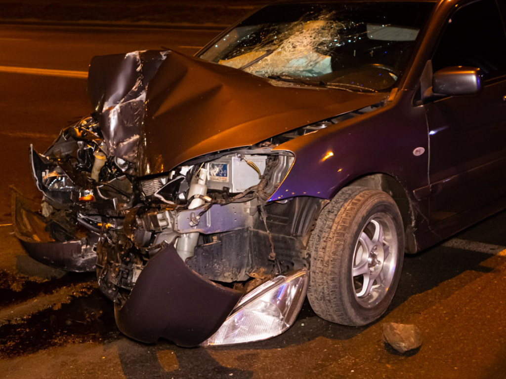 В Днепре водитель Mitsubishi врезался в столб: пострадал водитель и пассажирка (ФОТО)