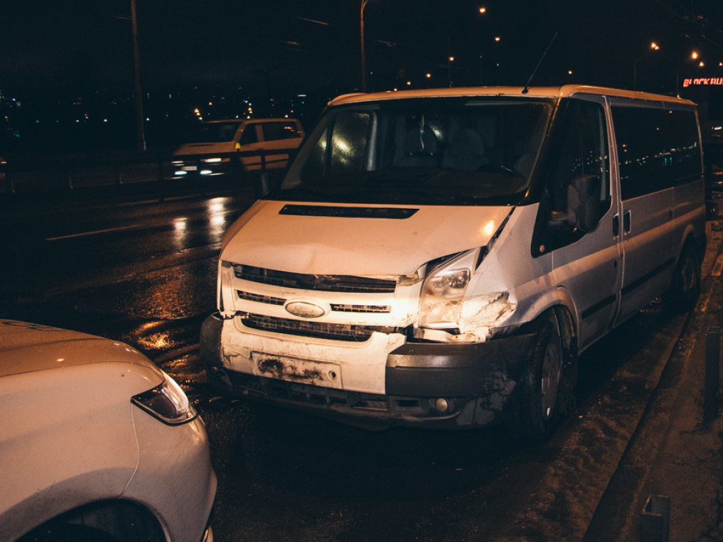 Северный мост в Киеве «устал»: Ford налетел на деформационный шов и врезался в отбойник (ФОТО, ВИДЕО)