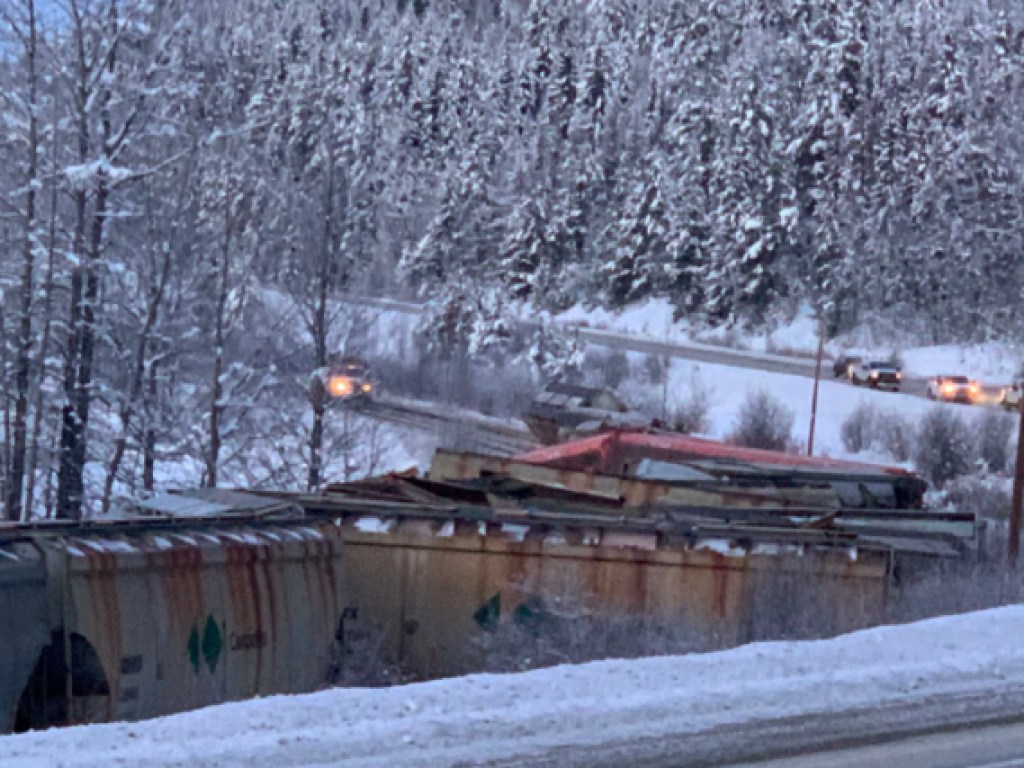Вагоны скатились с насыпи: В канадской провинции сошел с рельсов грузовой поезд (ФОТО)