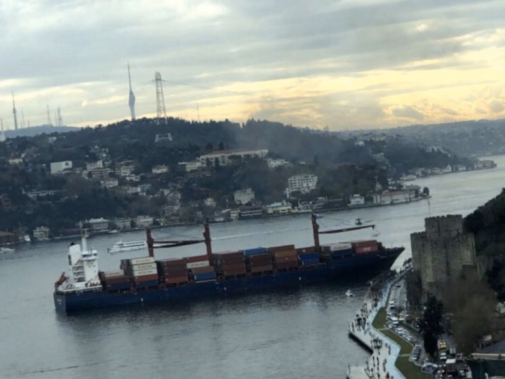 191-метровое судно, следовавшее из Одессы, врезалось в набережную Стамбула (ВИДЕО)