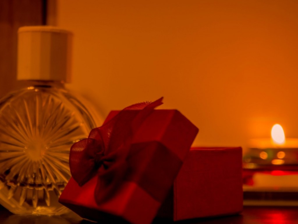Какие выбрать подарки для девушки в Новый год: дорогие гаджеты, духи и Париж