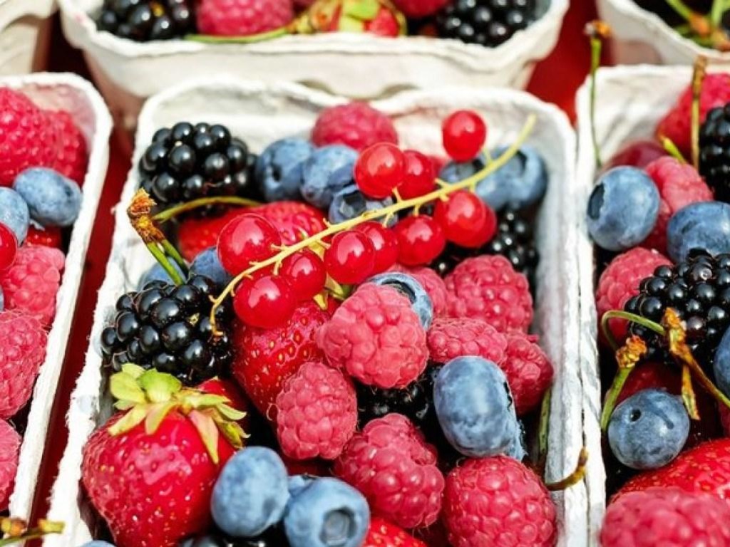 Эксперт: несезонные ягоды и заморские фрукты перед употреблением нужно правильно помыть