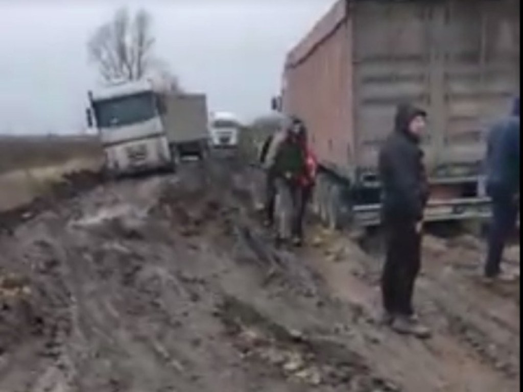 «Месиво из болота, глины и отходов»: на Николаевщине грузовики застряли посреди дороги (ВИДЕО)