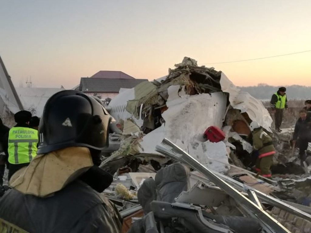 В Казахстане рухнул самолет с сотней пассажиров внутри: появились подробности трагедии (ФОТО)