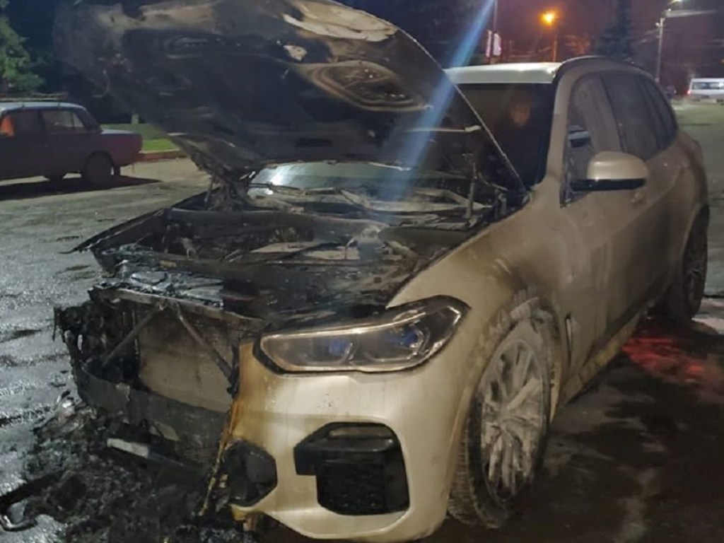 Возле жилого дома в Кривом Роге горел BMW X5 (ФОТО)