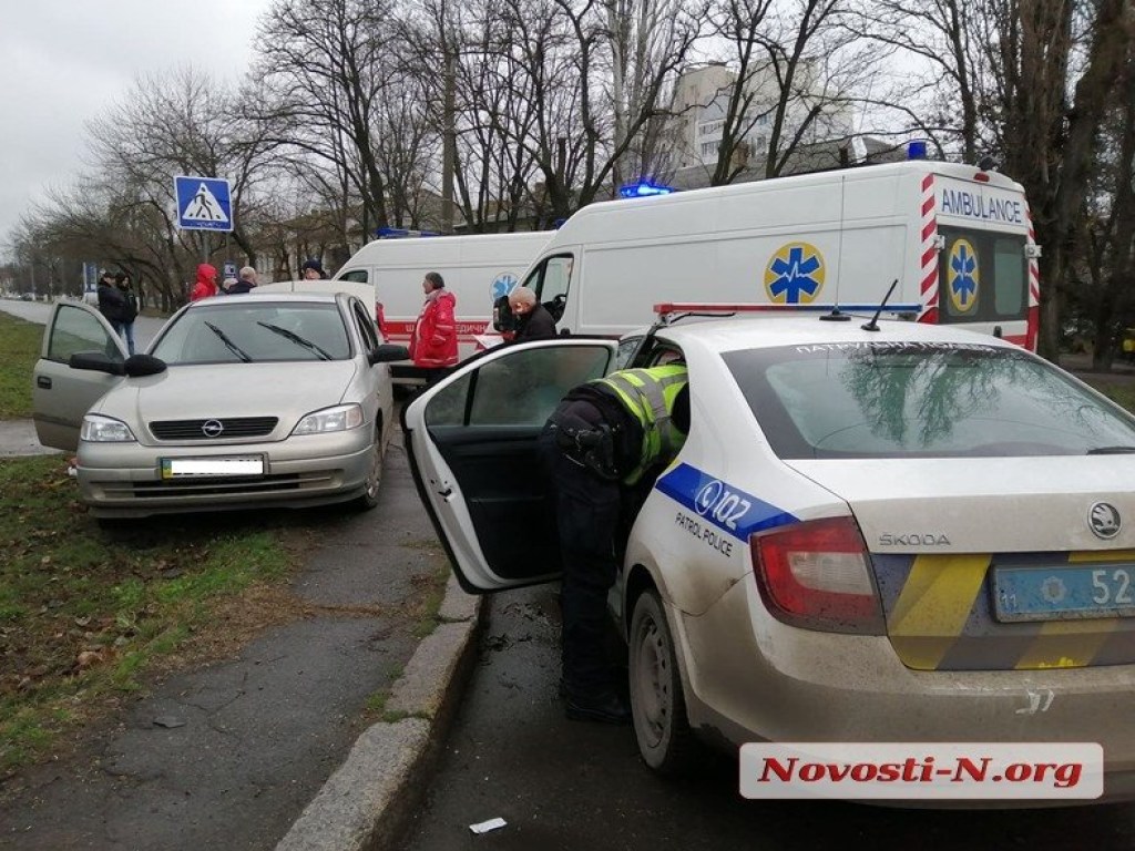 ДТП в Николаеве: в результате столкновения Mustang и Opel пострадали оба водителя (ФОТО)