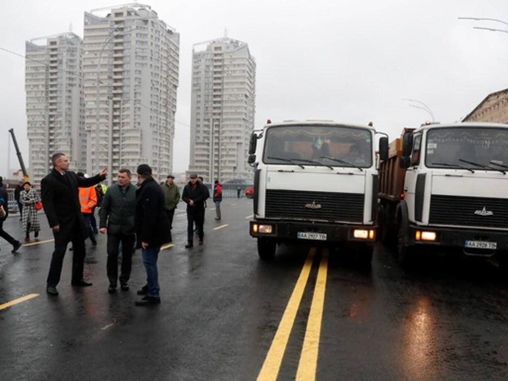 Шулявский путепровод открыли: Кличко проехался по нем на квадроцикле в костюме Деда Мороза (ФОТО, ВИДЕО)