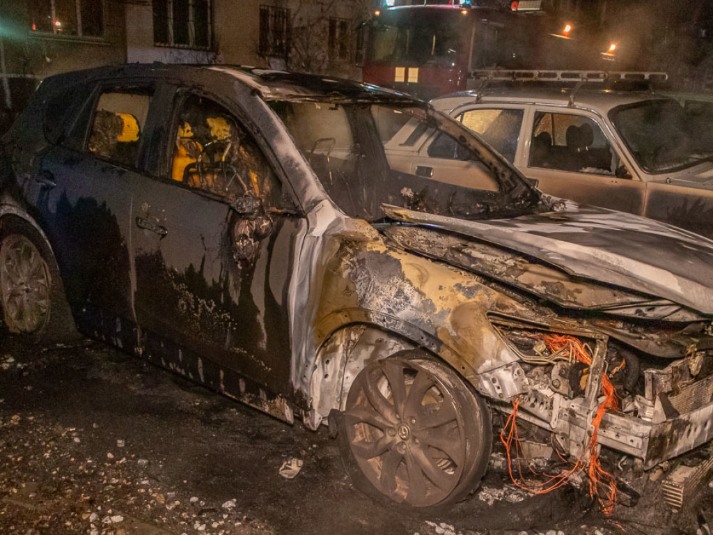 В Днепре на парковке сгорела Mazda (ФОТО)