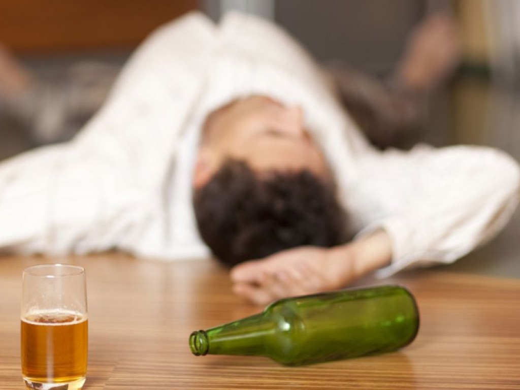 Медик дал советы, как быстро прийти в себя, если накануне переборщили со спиртным