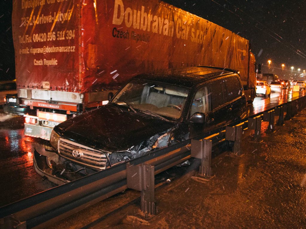 На мосту Патона в Киеве на мосту Toyota вылетела на встречку, столкнулась с Daewoo и врезалась в отбойник (ФОТО)