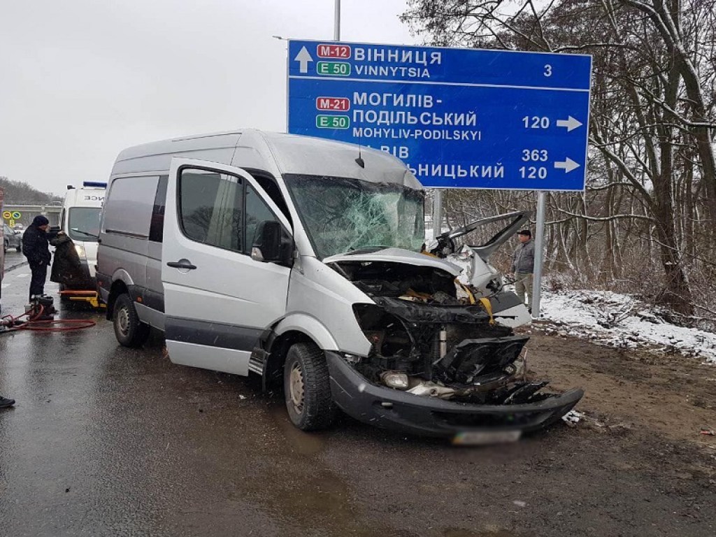 Под Винницей микроавтобус врезался в грузовик: пострадал водитель (ФОТО)