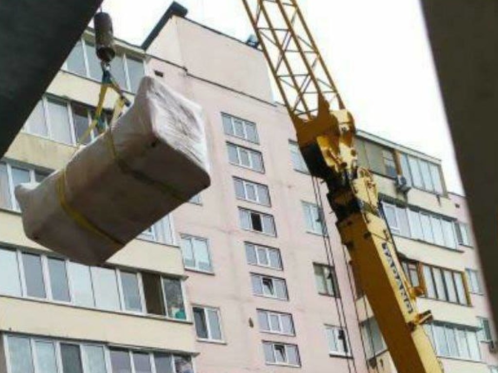 На КПИ в Киеве смекалистые жильцы использовали автокран для бытовых целей (ФОТО)