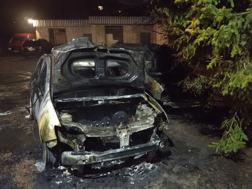 Под Харьковом ночью горели сразу четыре автомобиля (ФОТО)
