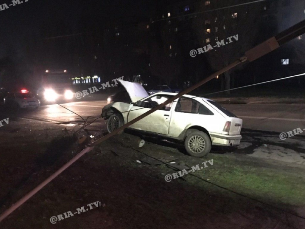 В Мелитополе водитель Opel снес электроопору под напряжением (ФОТО, ВИДЕО)