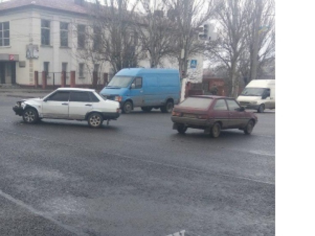 В центре Мелитополя не поделили дорогу два водителя «ВАЗ» (ФОТО, ВИДЕО)