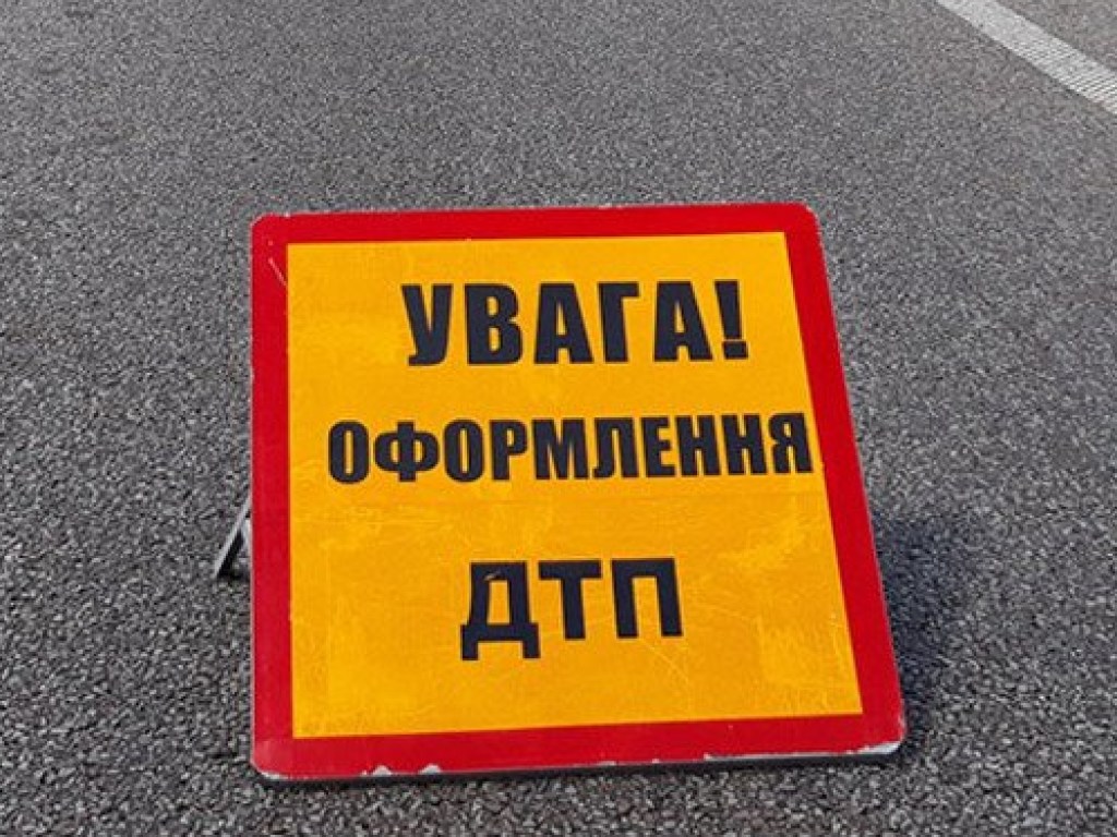 На Окружной трассе в Киеве столкнулись Toyota и такси: у авто серьезные повреждения