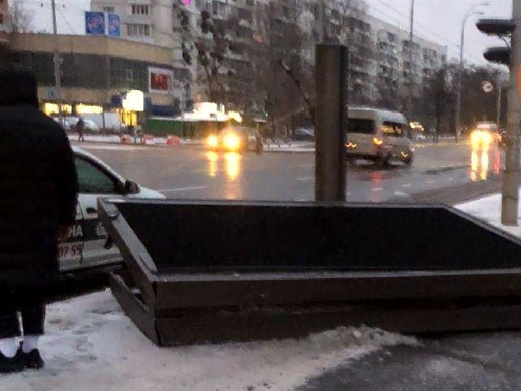 На ВДНХ в Киеве трактор снес рекламный щит (ФОТО)