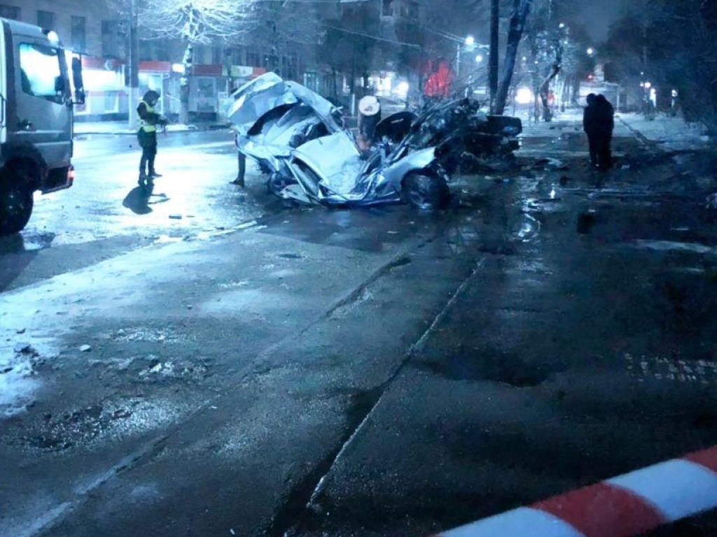 Смертельное ДТП в Житомире: Volkswagen с пьяным водителем разорвало от столкновения с деревом (ФОТО)