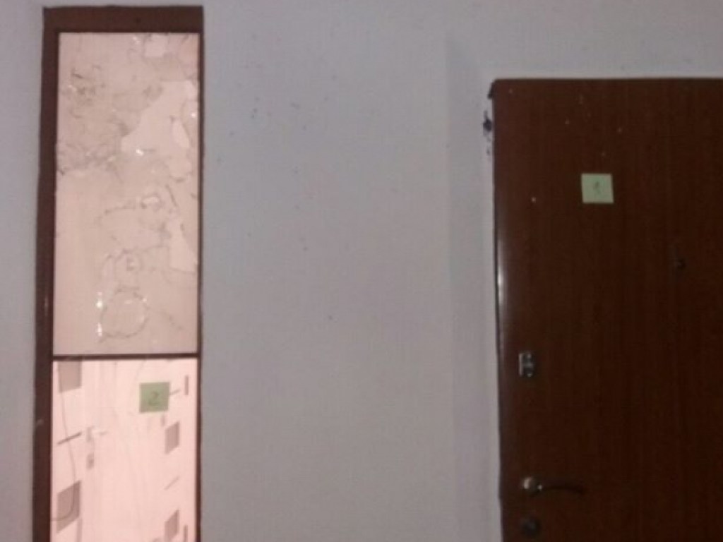 Ночью в Мукачево неизвестный стрелял по окнам жилого дома (ФОТО)