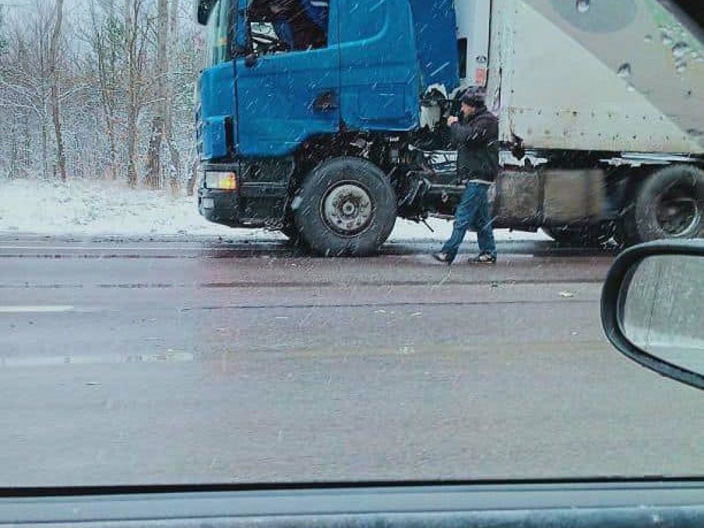 Дорогу замело снегом: На трассе Киев-Чоп грузовик улетел в кювет (ФОТО, ВИДЕО)