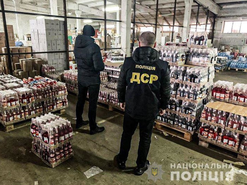 Более 24 тысяч бутылок: полиция обнаружила склады с контрафактным алкоголем (ФОТО)