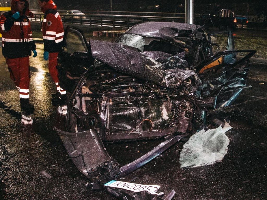 Жуткое ДТП: в Киеве фура снесла отбойник и перевернулась на Mazda (ФОТО, ВИДЕО)