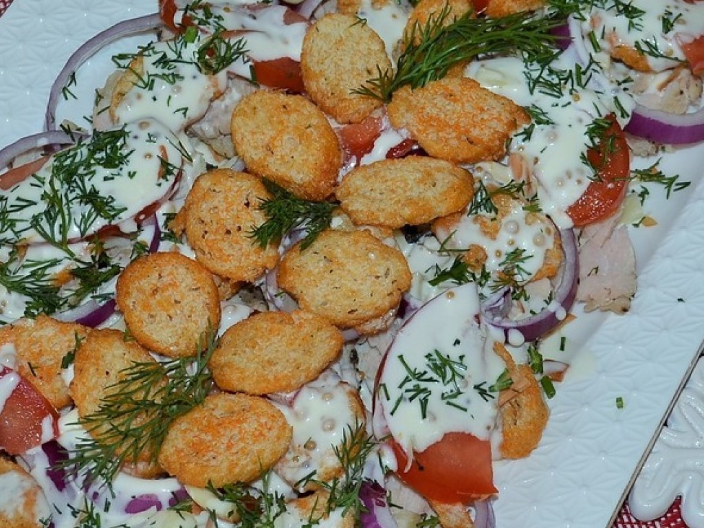 «Гости будут в восторге»: Новогодний салат с курицей и сухариками