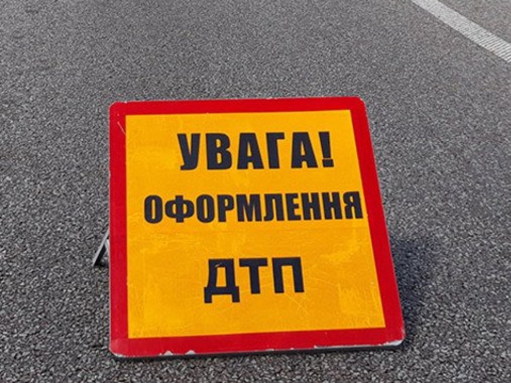 ДТП под Киевом: на закрытом перекрестке столкнулись микроавтобус и иномарка (ВИДЕО)
