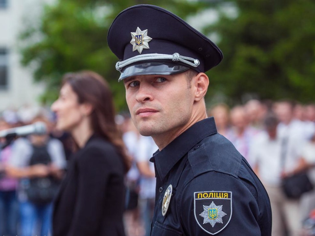 В Харькове пьяный майор полиции угрожал патрульным полицейским