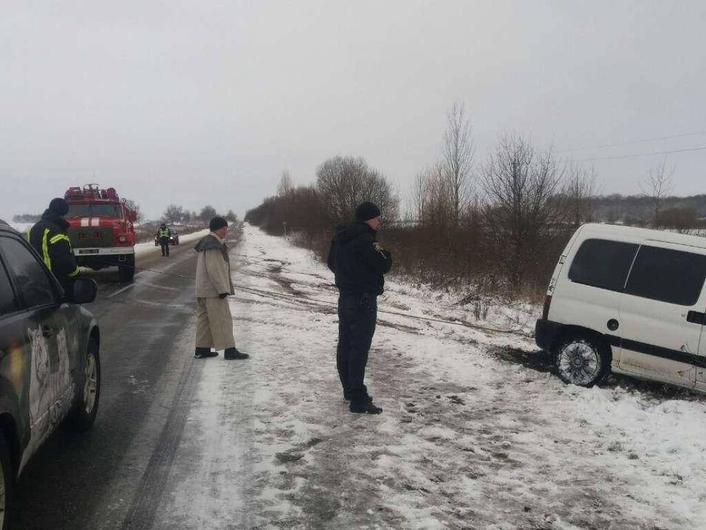 В Житомирской области из-за гололеда на дорогах два автомобиля слетели в кювет (ФОТО)