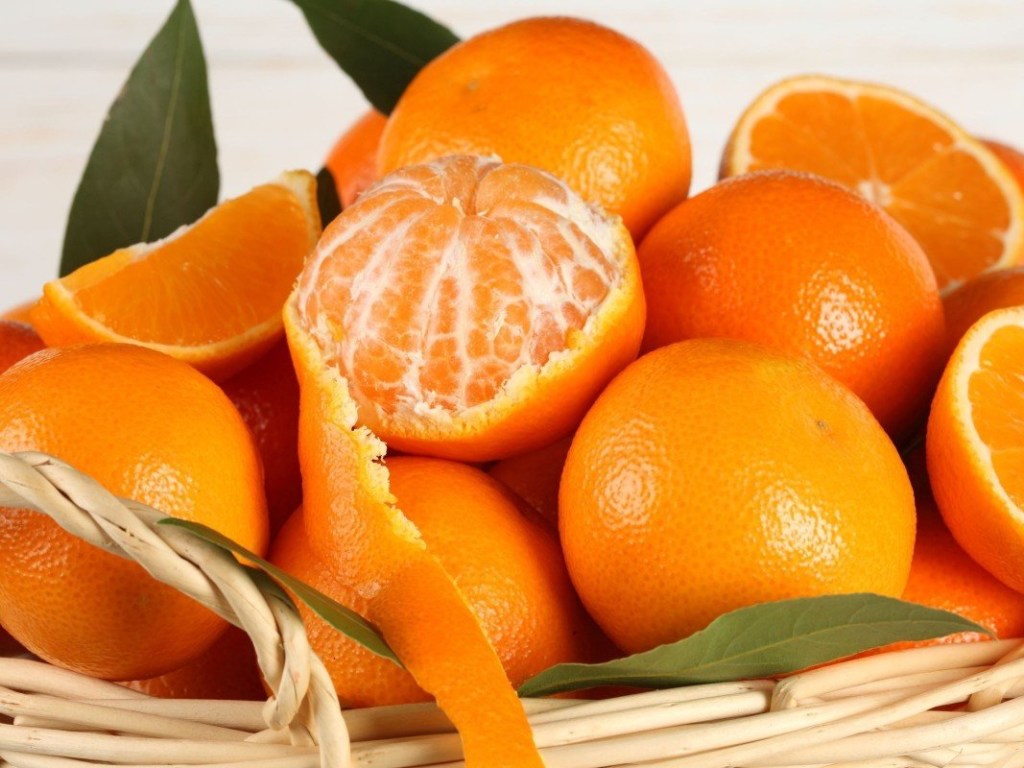 Что выбрать на новогодний стол: мандарины или апельсины – врач дала совет