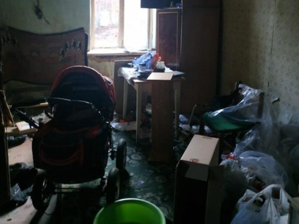 В Киеве семья с детьми жила в доме без воды, света и отопления (ФОТО)