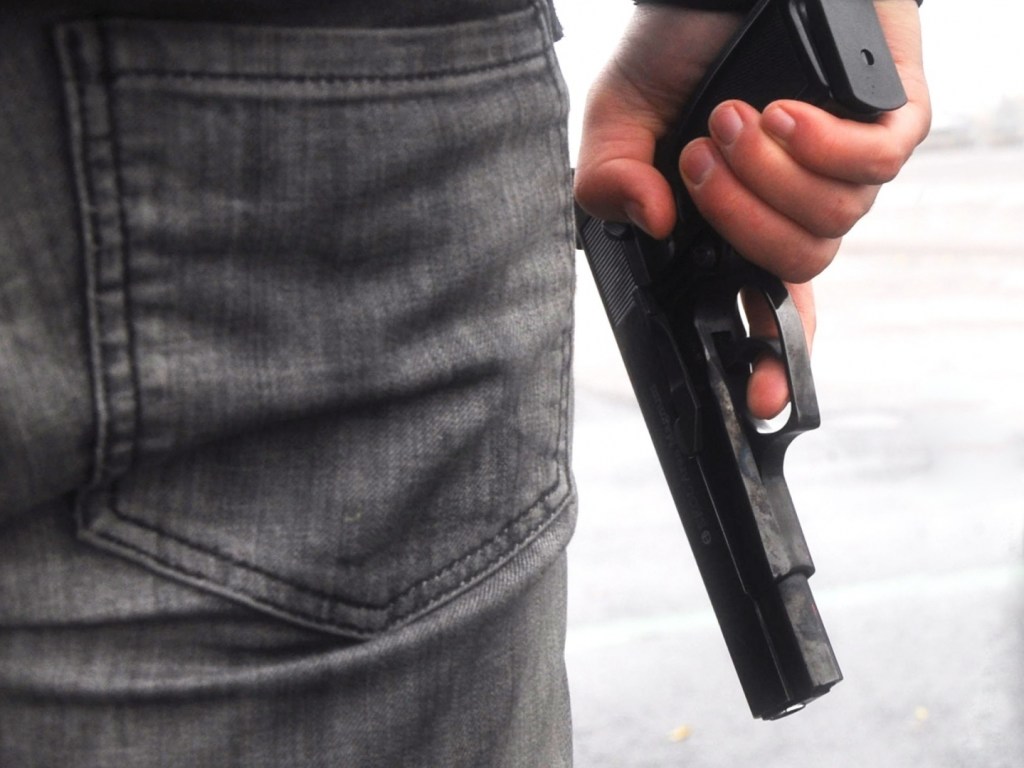 В Киеве мужчина попросил у коллеги пистолет и застрелился в офисе