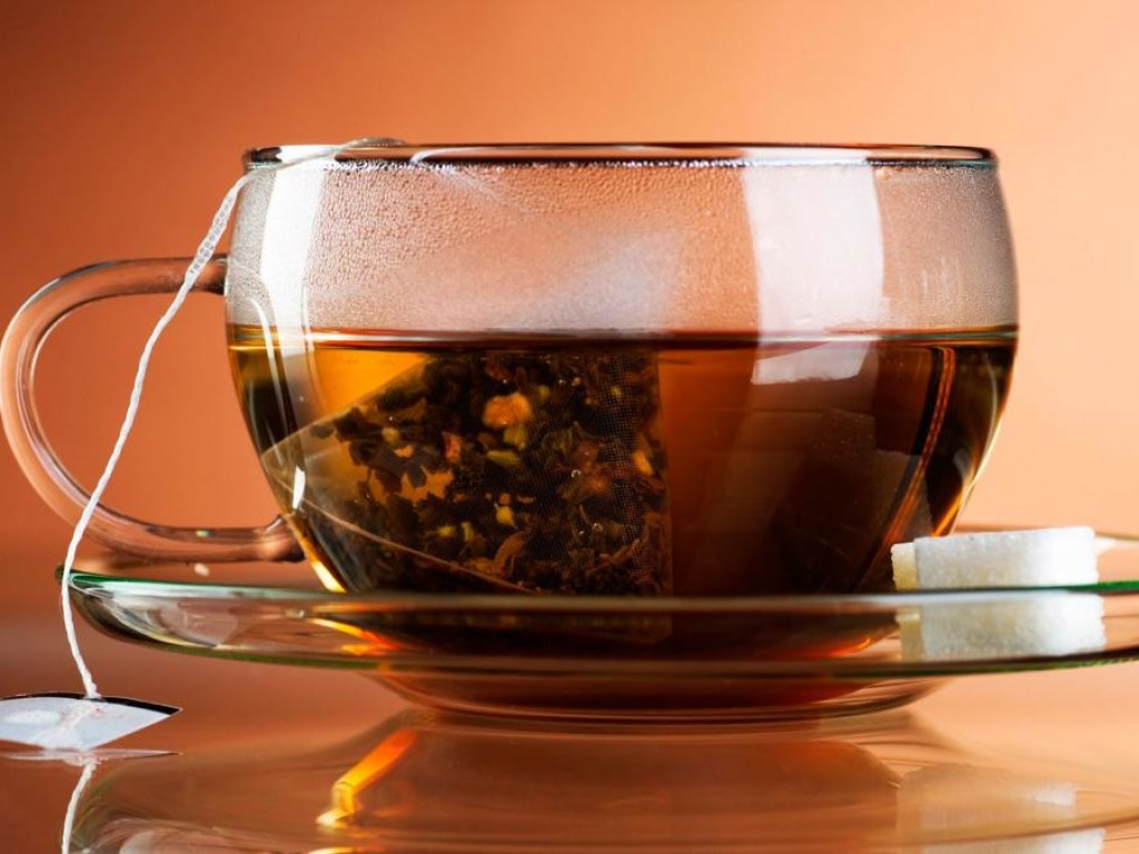 Медики рассказали, почему нужно отказаться от чая с сахаром