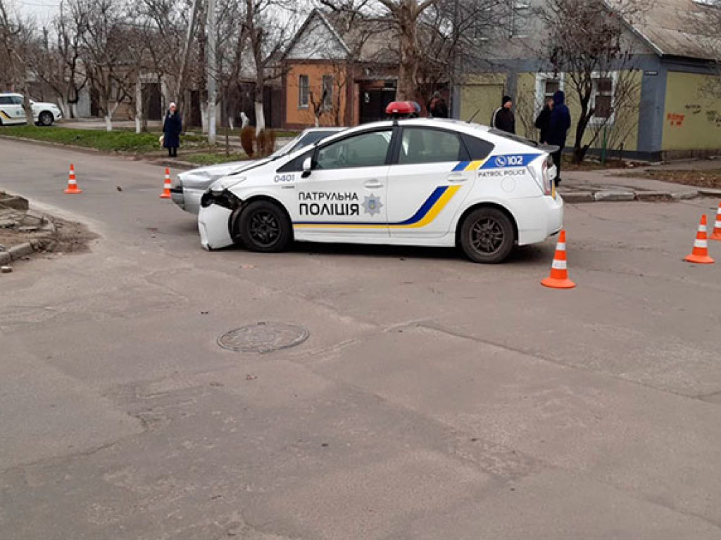 Не уступил дорогу: В Херсоне полицейский автомобиль столкнулся с «Маздой» (ФОТО)