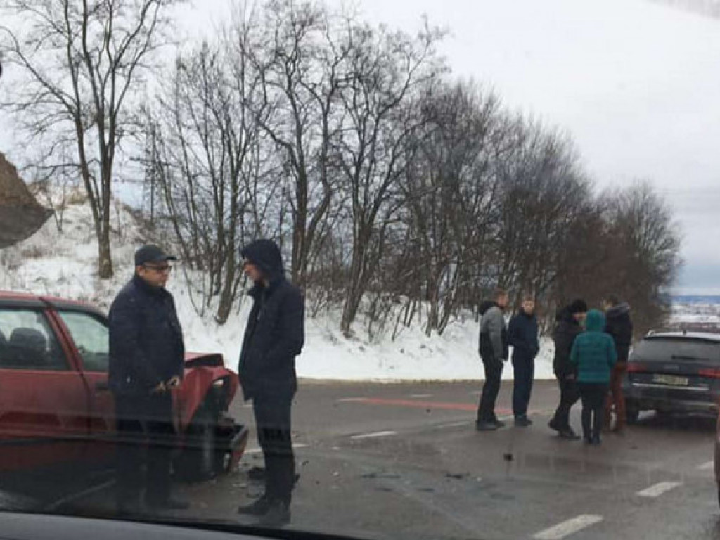На Львовщине в ДТП столкнулись три авто (ФОТО)