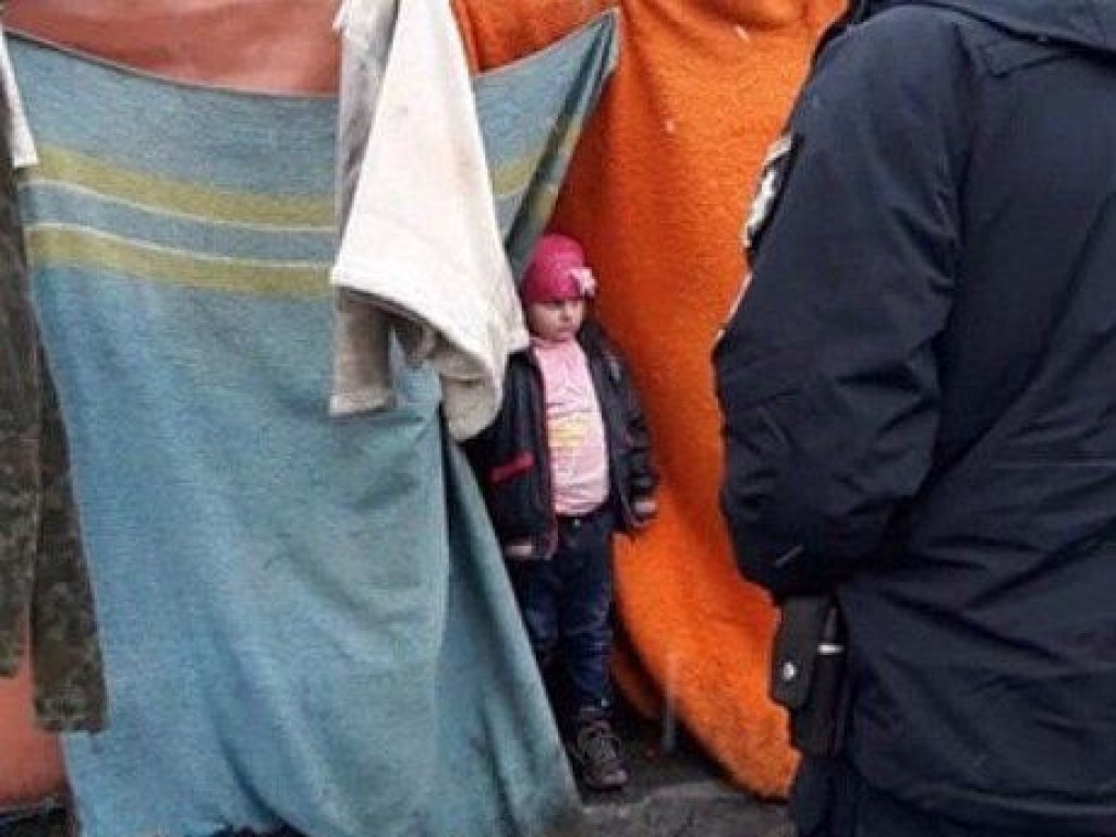 В Одессе спасли девочку, жившую на свалке в шалаше (ФОТО)