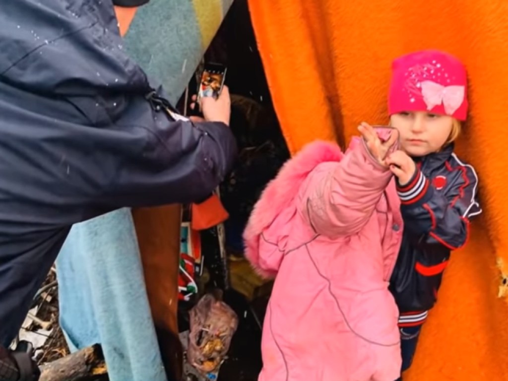 «Была напуганной, голодной и почти не разговаривала»: отец бросил четырехлетнюю дочь на мусорной свалке в Одессе (ФОТО, ВИДЕО)