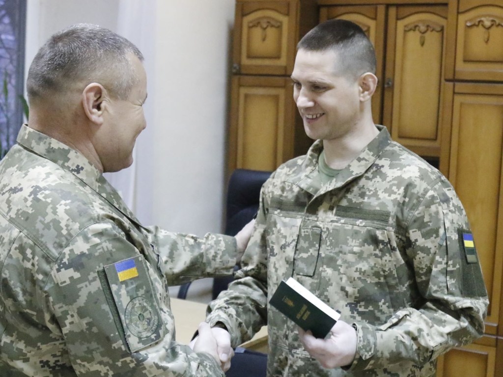 Освобожденным украинцам вручили новые документы о пребывании на военной службе