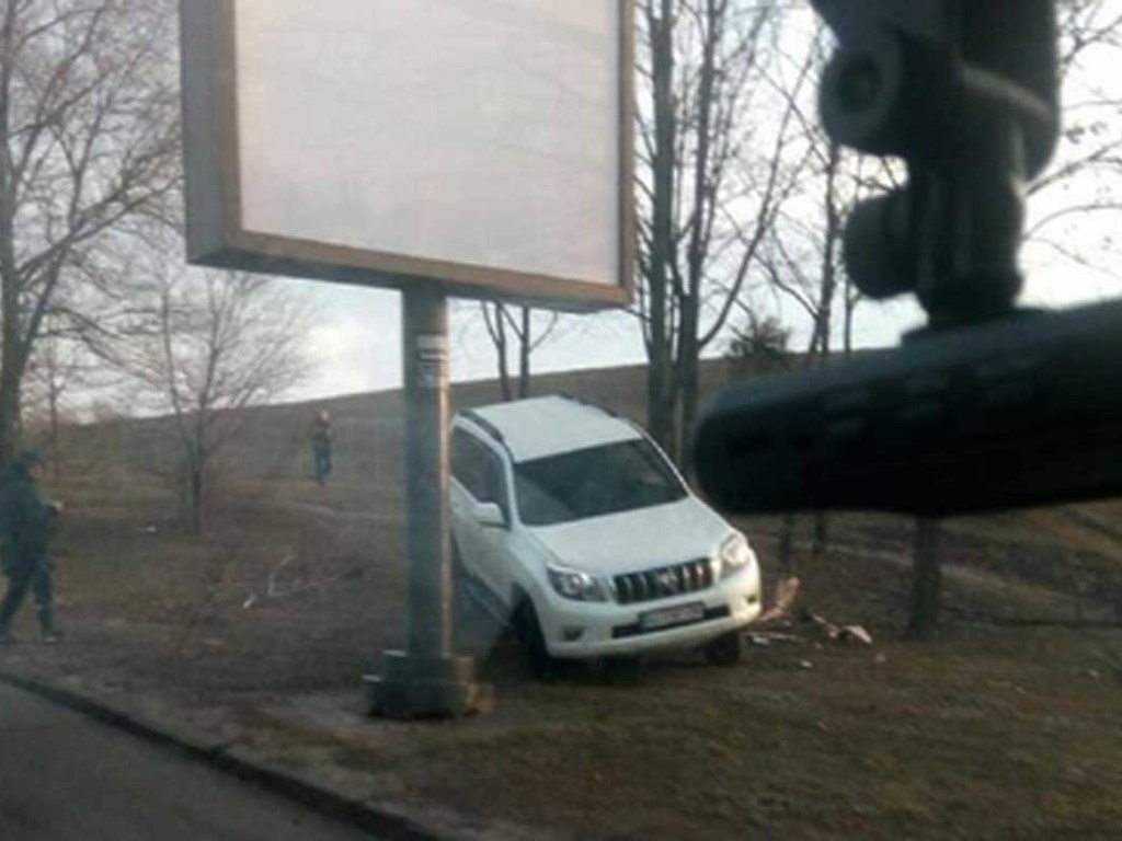 Машина притормозила в лесопосадке: В Харькове возле аэропорта внедорожник вылетел на встречку (ФОТО)