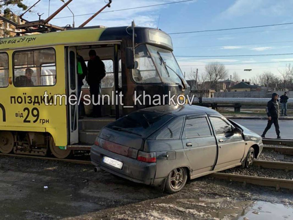 В Харькове «ВАЗ» попал под трамвай (ФОТО, ВИДЕО)