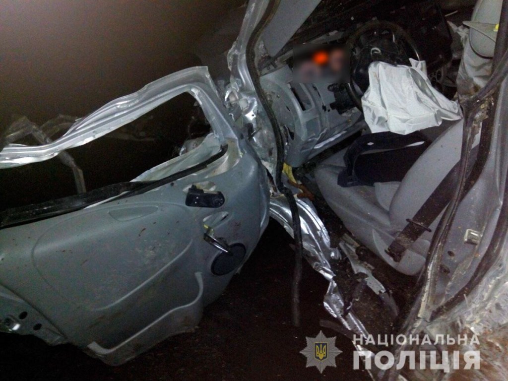 Два человека погибли: В Полтавской области микроавтобус врезался в столб (ФОТО)