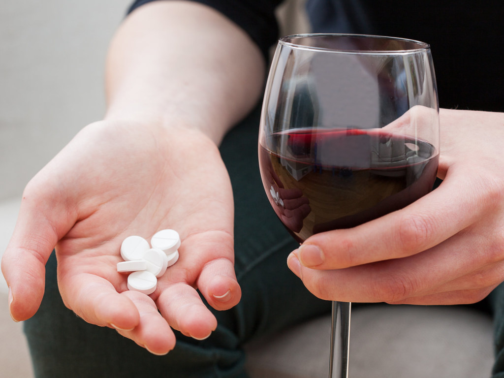 Смертельно опасно: Медики предостерегают от смешивания таблеток с алкоголем