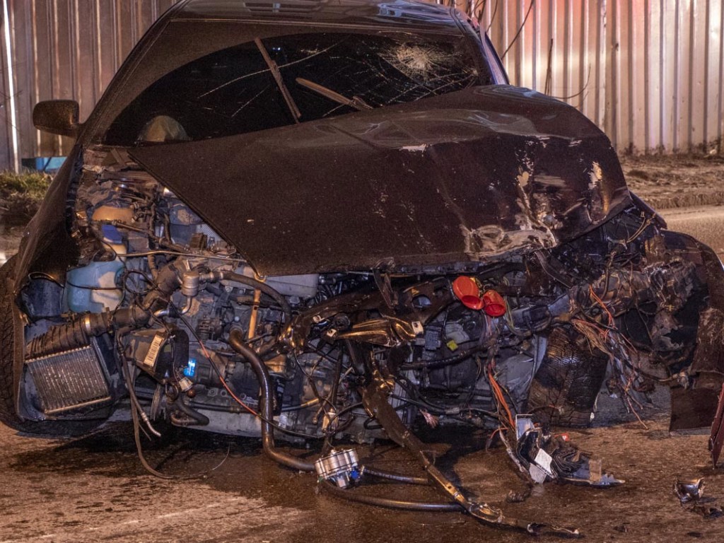 В Днепре водитель Skoda врезался в дерево и разбил авто Renault (ФОТО)