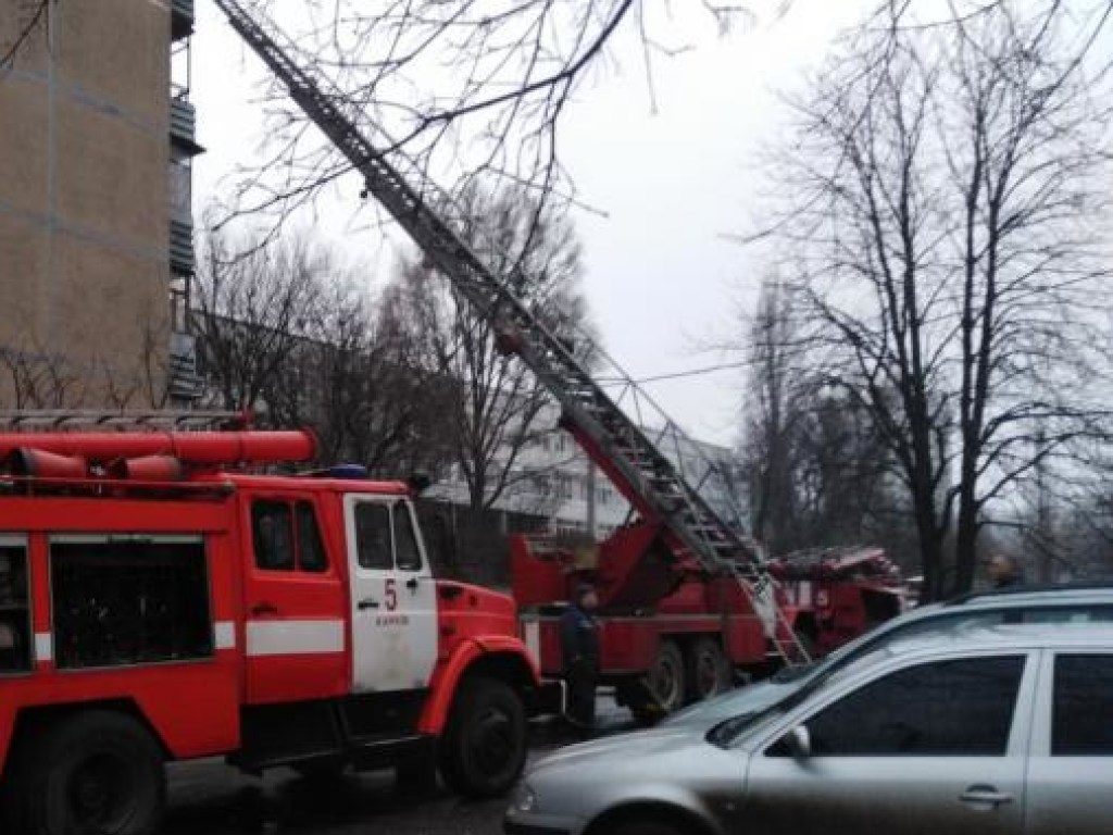В Харькове из-за елочной гирлянды горела квартира: мальчика эвакуировали прямо с балкона (ФОТО)